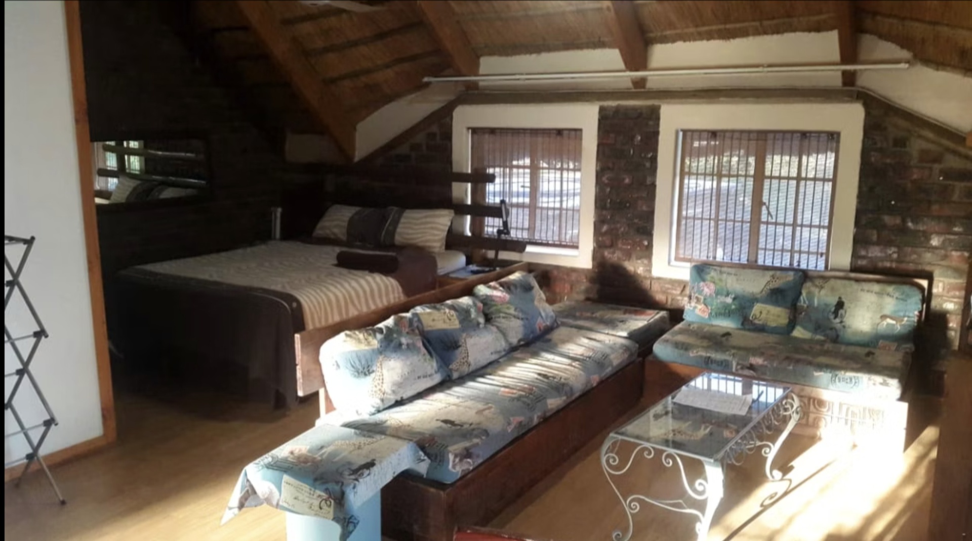 Open-plan loft with queen bed at Do-Drop-In Unit 2